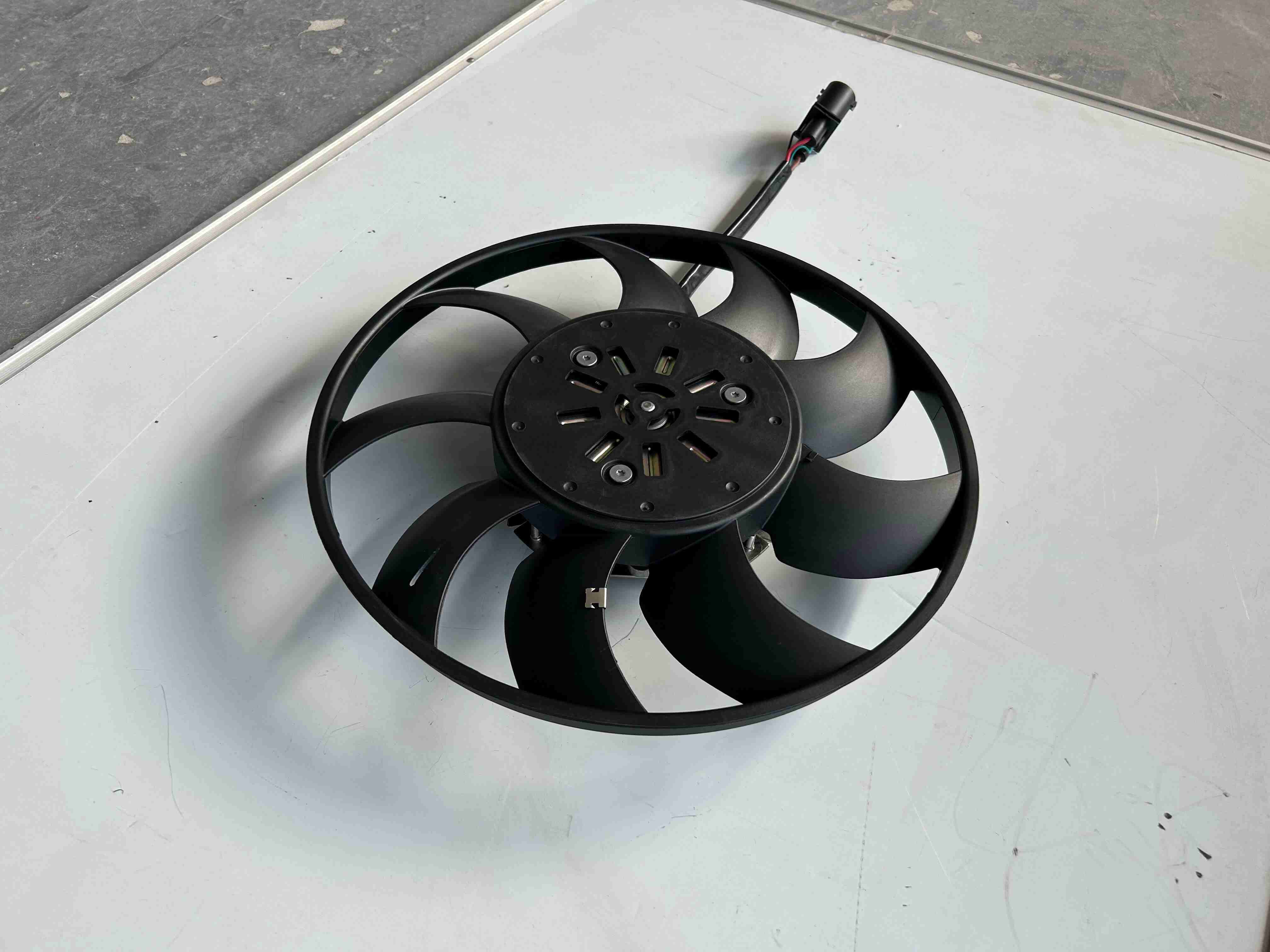 Electric radiator cooling fan assembly for Audi A6 2012-2018 factory direct wholesale