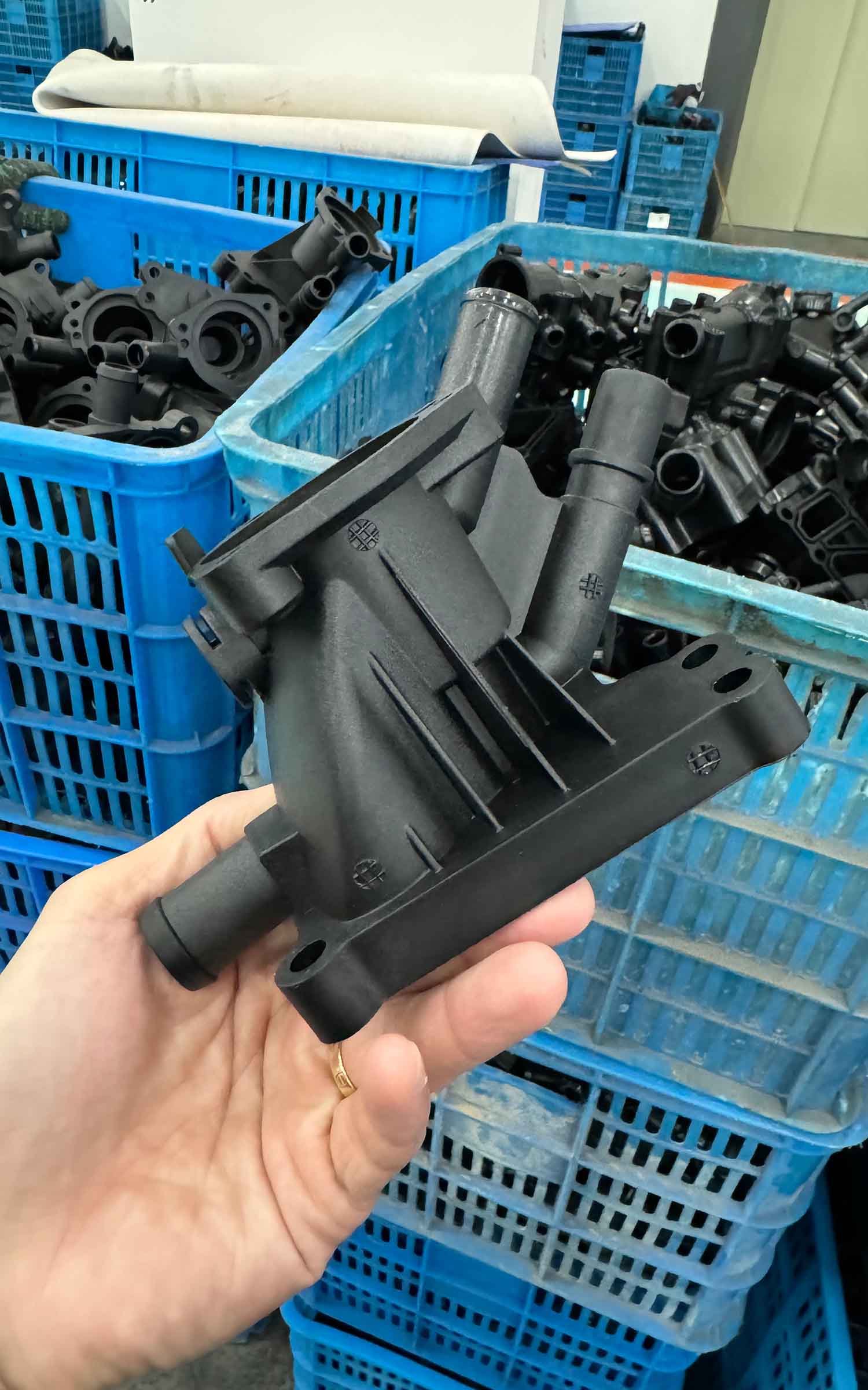 Reinforced polymer thermostat body with matte surface