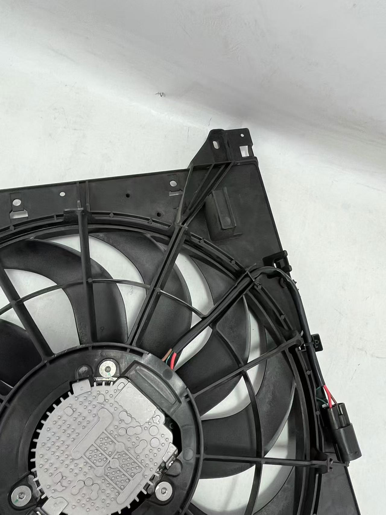 OE-spec L1M3-8C607-AF fan blade/shroud for 2020-2023 Ford/Lincoln; Direct replacement cooling assembly wholesale.