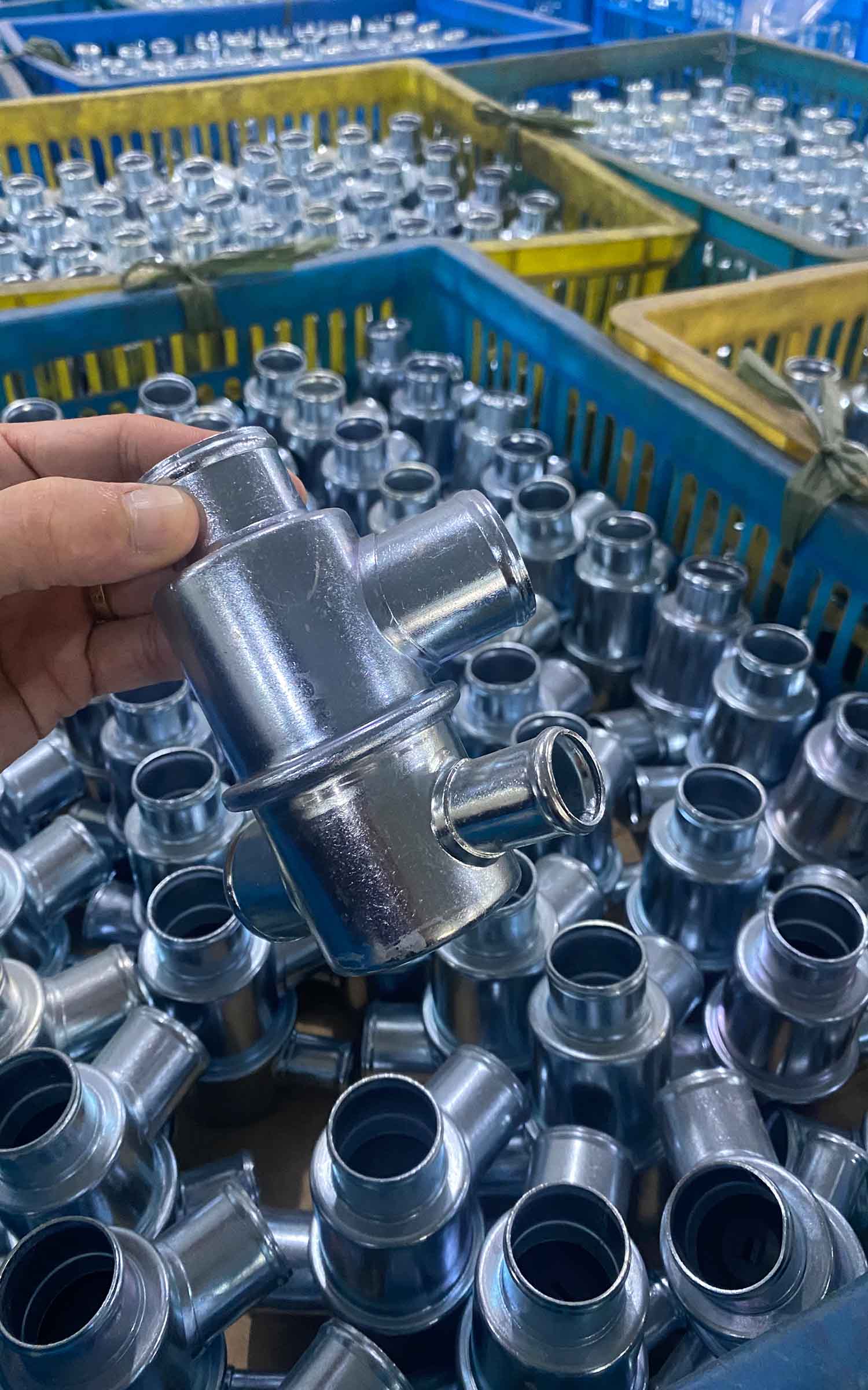 Aluminum engine thermostat housing with polished finish