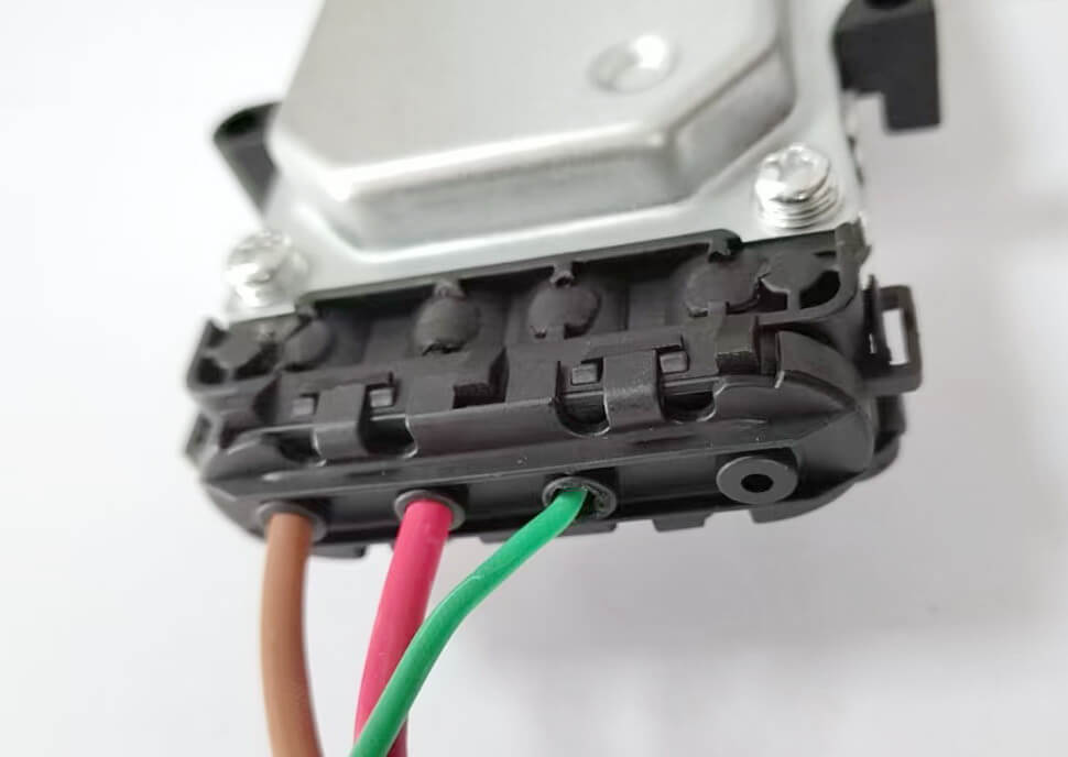 1137328365 Fan Controller Module; Replaces 6G91-9A821-AA; Volvo S40 C70 cooling component stock.