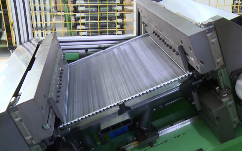 Side plate riveting process for mechanical radiator structure