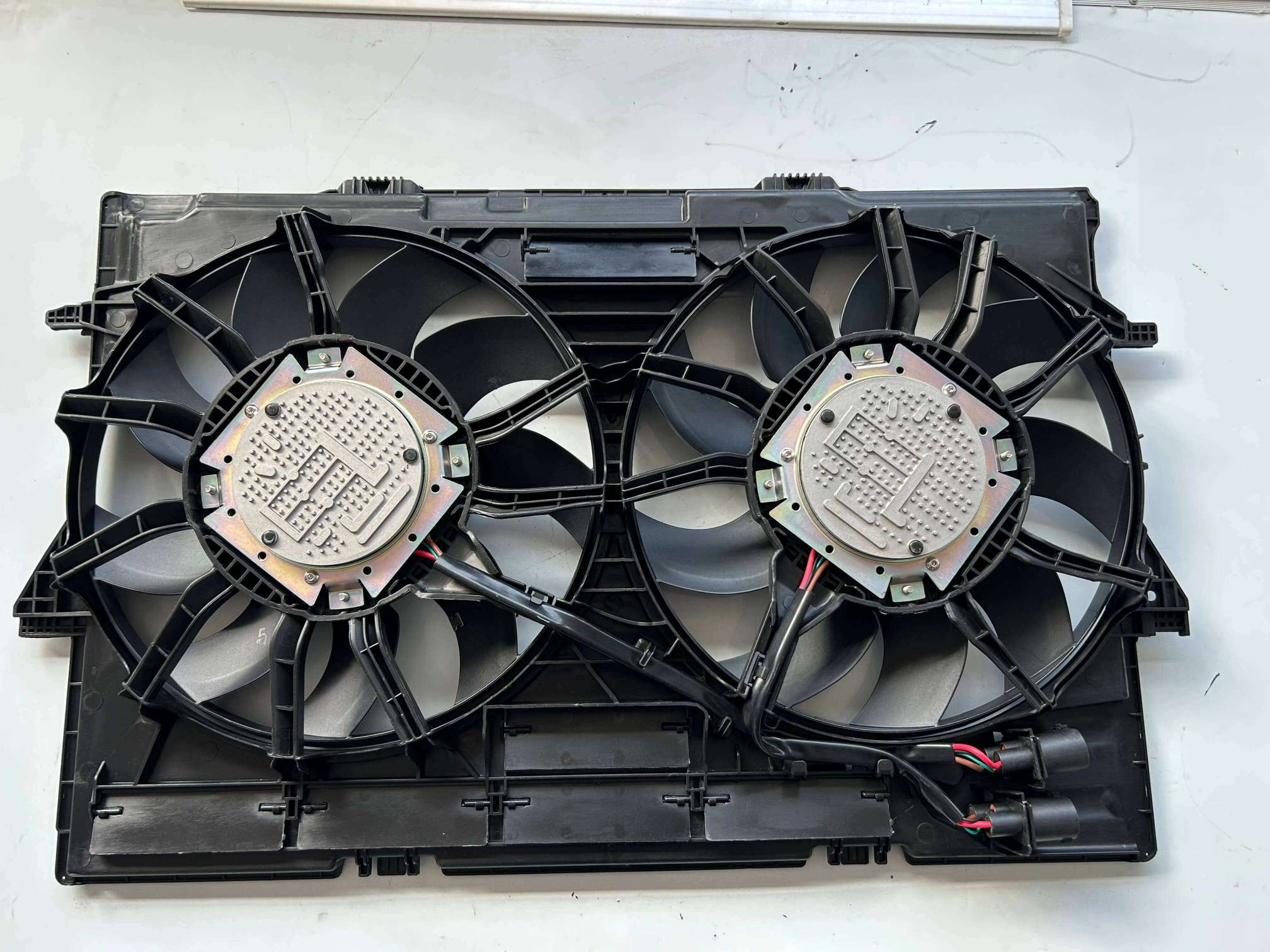 High quality brushless radiator cooling fan 8W0121207A for Audi A8 2019-2025 OEM supplier