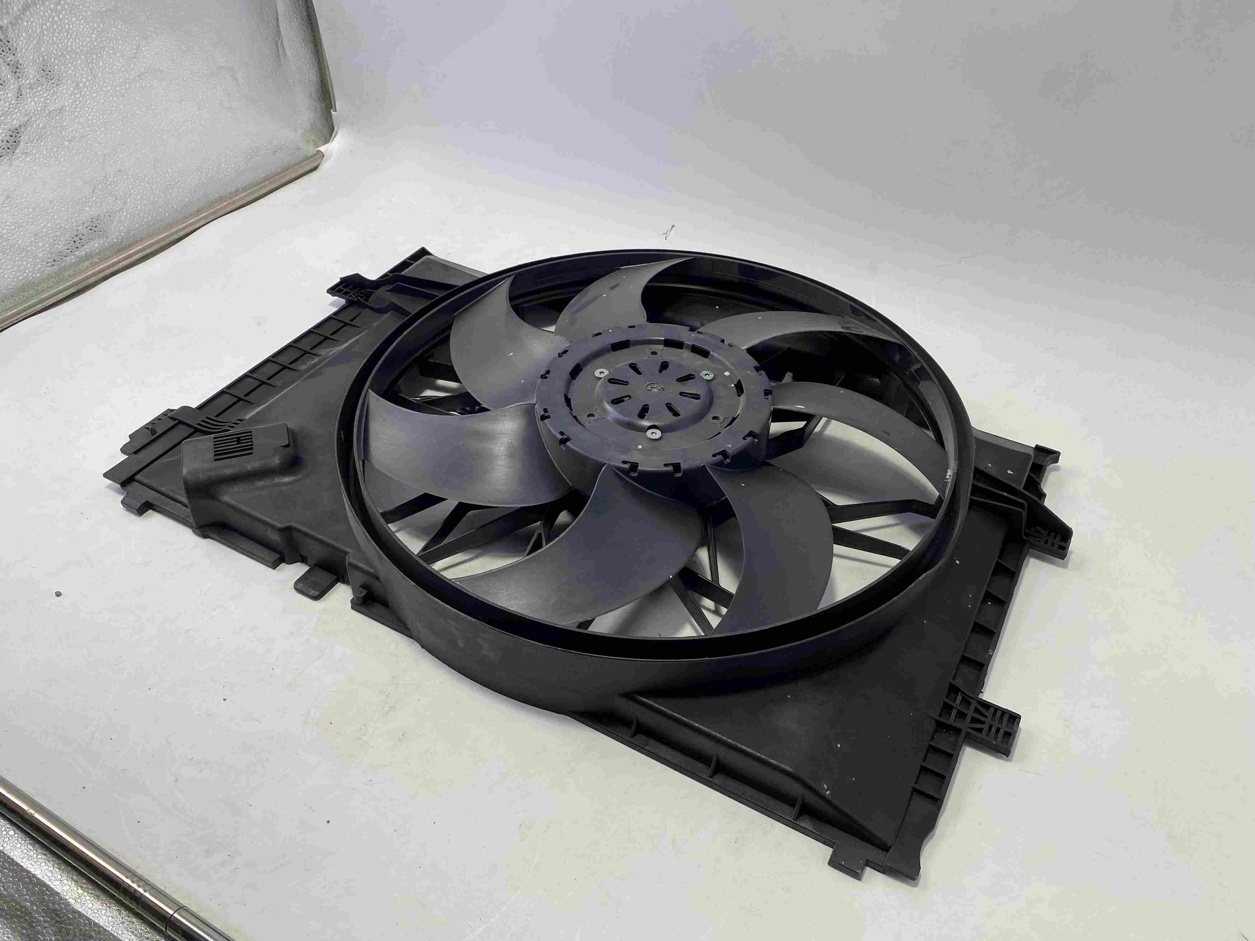 A2035001693 600W Mercedes Brushless Fan with 7 blades and shroud; Durable cooling solution for distributors.