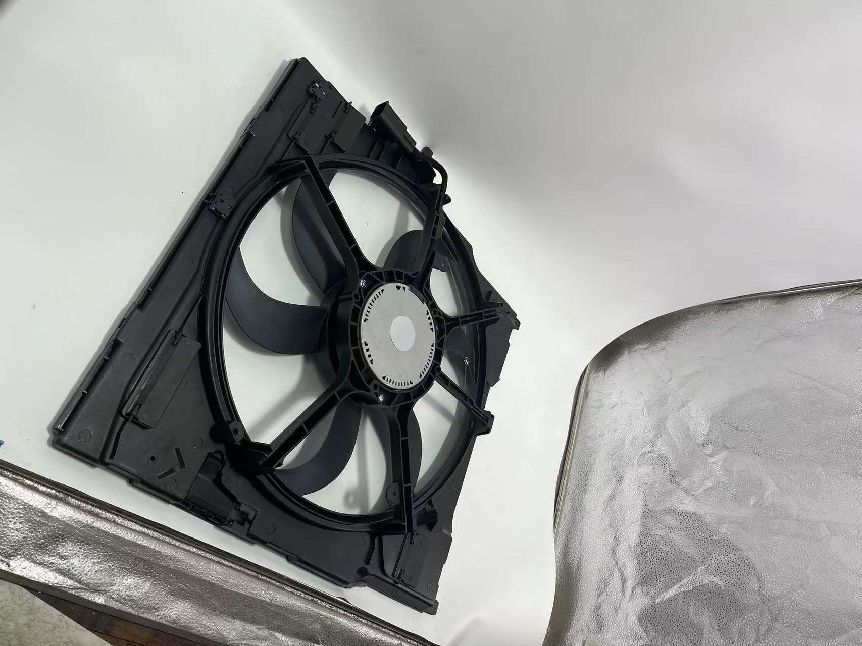 High performance 400W radiator cooling fan 17428618239 fits BMW X5 E70 E71 F15 F16 OEM supplier