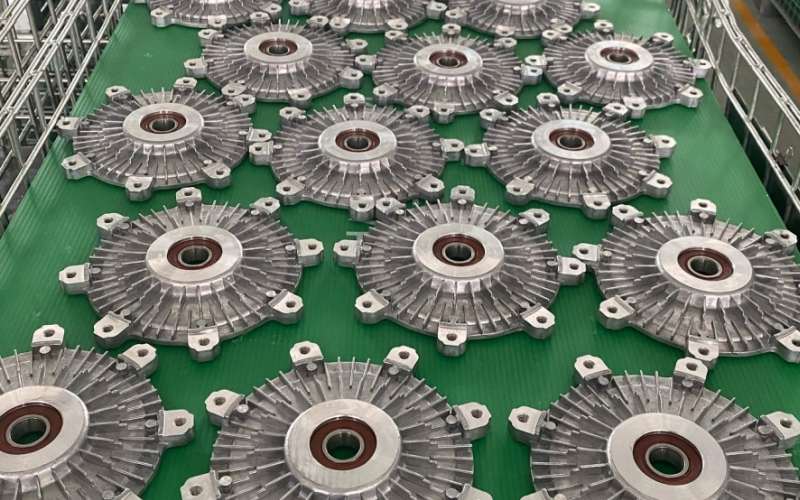 Fan clutch housings arranged on production line tray