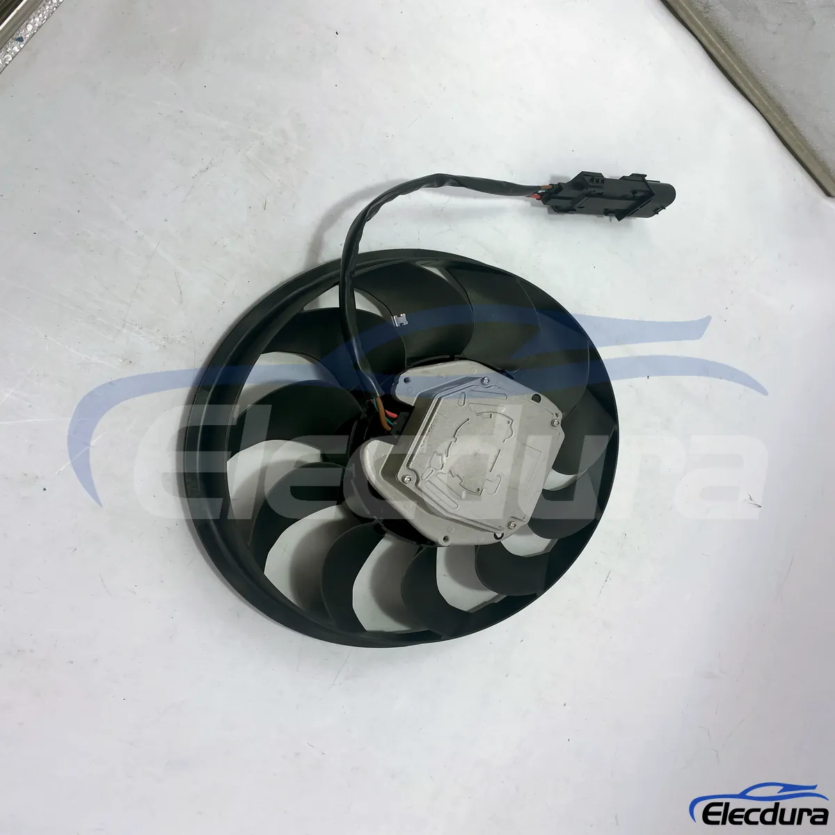 8K0959455H radi&aacute;tor hűtőventil&aacute;tor csere Audi szervizbe
