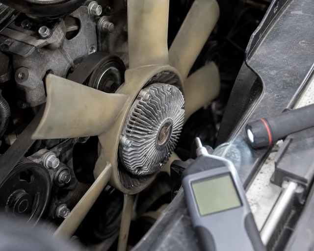 Engine bay fan clutch inspection for locked clutch noise and blade clearance
