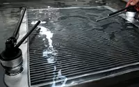 水中空気漏れ試験中の熱交換器コア