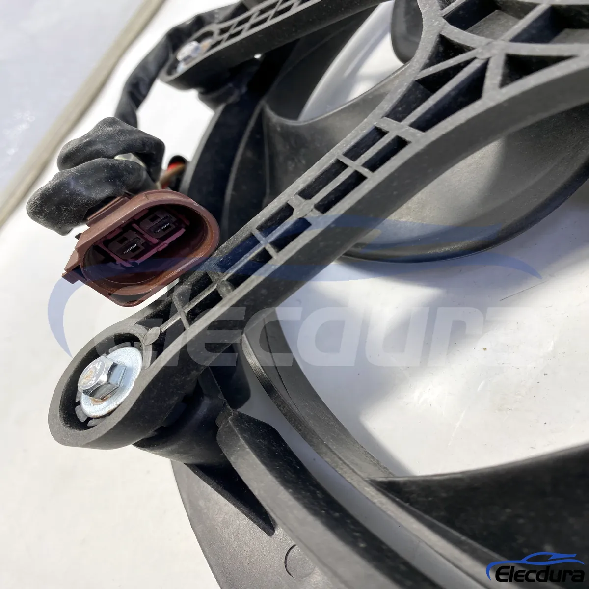 Volkswagen Passat hűtőventil&aacute;tor szerelv&eacute;ny t&uacute;lmeleged&eacute;s &eacute;s gyenge l&eacute;g&aacute;raml&aacute;s jav&iacute;t&aacute;s&aacute;hoz