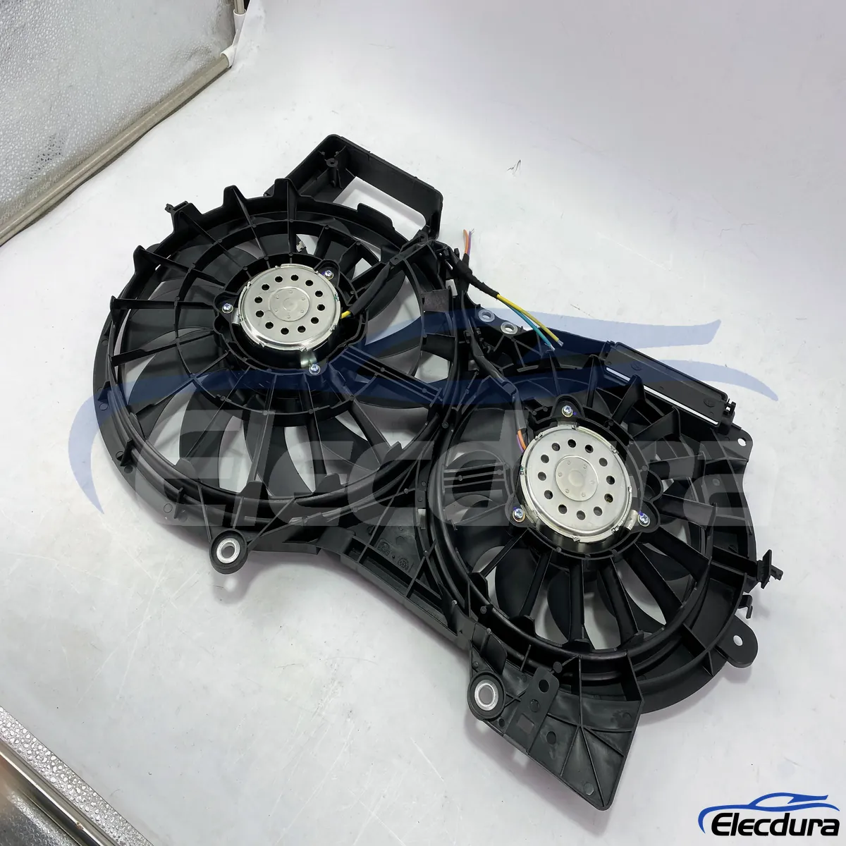 Audi radi&aacute;tor hűtőventil&aacute;tor szerelv&eacute;ny OE csere 4F0121207A &ouml;mlesztett alkatr&eacute;szek sz&aacute;ll&iacute;t&aacute;sa