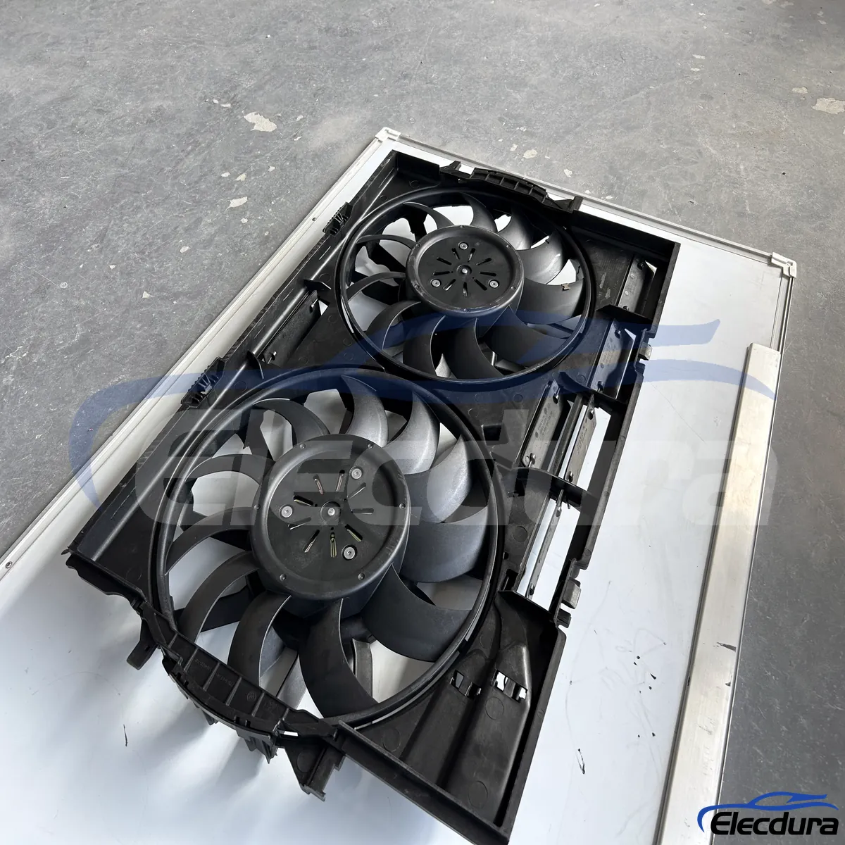 Audi A8 hűtőventil&aacute;tor szerelv&eacute;ny 4H0121207C eloszt&oacute; ell&aacute;t&aacute;shoz