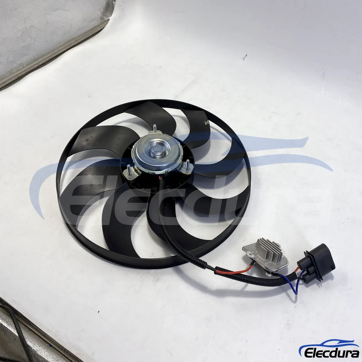 Ut&aacute;ngy&aacute;rtott radi&aacute;tor hűtőventil&aacute;tor motor az OE 6QD959455D szabv&aacute;nynak megfelelően t&ouml;meges rendel&eacute;sekhez