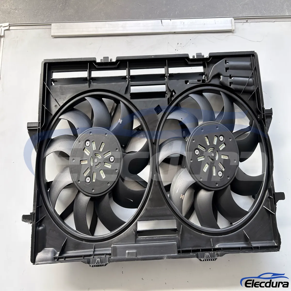 Zesp&oacute;ł wentylatora chłodzącego Audi A6 4H0959455AD do zasilania dystrybutora