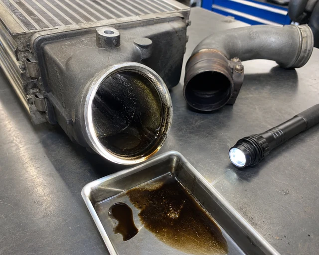 Charge air cooler oil contamination after turbo failure with oil film inside inlet neck