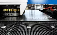 アルミニウムパネルに穴を形成するCNCタレットパンチ